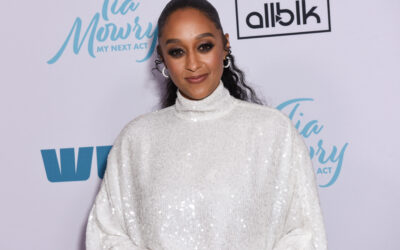 No Way! Mystery Hand In Tia Mowry’s Pic Has Been Identified & Fans Are SHOOK At Who It Belongs To (PHOTOS)