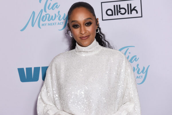 No Way! Mystery Hand In Tia Mowry’s Pic Has Been Identified & Fans Are SHOOK At Who It Belongs To (PHOTOS)