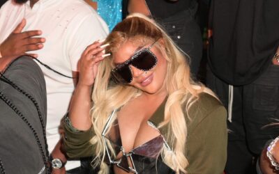 Photoshop Where? Social Media Reacts After Lil Kim Makes SPICY Commentary While Showing Off Her Face Card (VIDEO)
