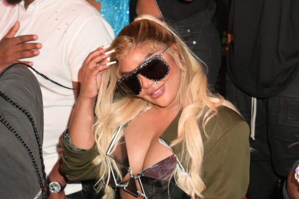 Photoshop Where? Social Media Reacts After Lil Kim Makes SPICY Commentary While Showing Off Her Face Card (VIDEO)
