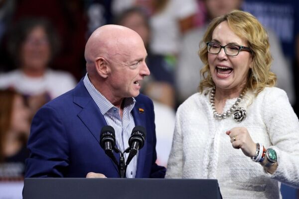 Mark Kelly’s Wife BURSTS OUT LAUGHING as Pete Hegseth Announces Federal Investigation Into Her Husband