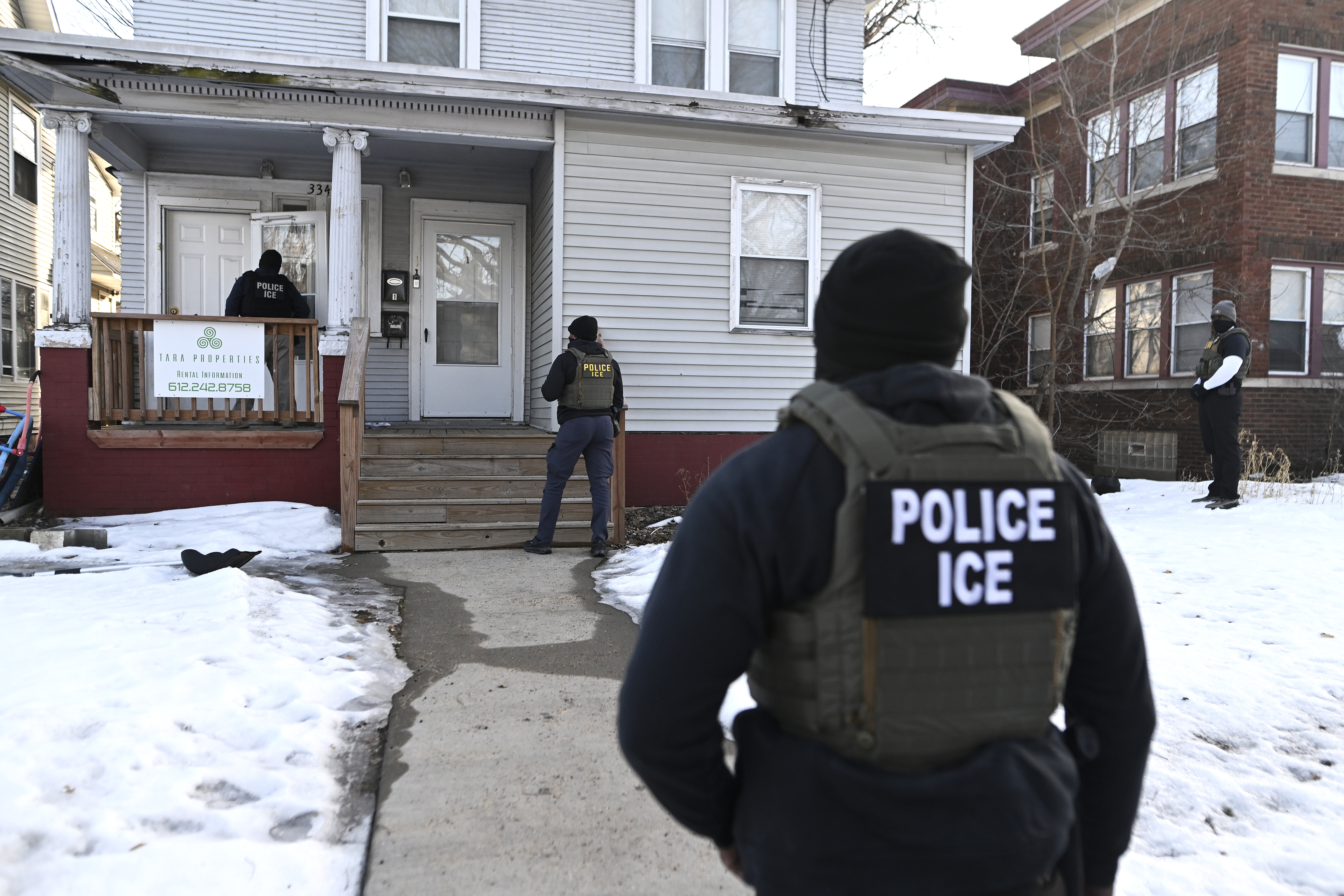 Unveiled ICE Memo Reportedly Reveals Agents Have Been Instructed That They Can Enter Homes Without Judicial Warrants