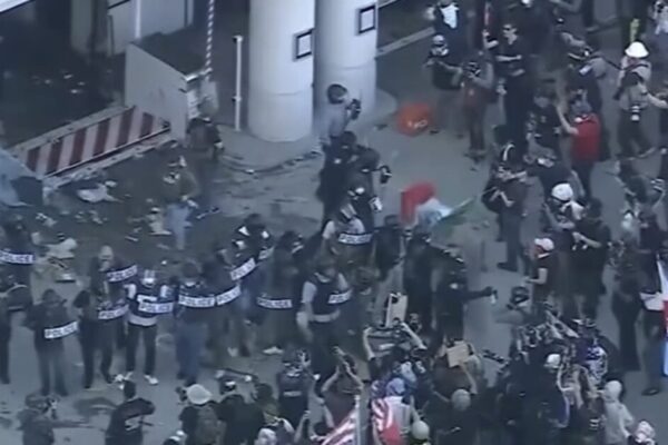 Anti-ICE Rioters Clash with Federal Agents and Local Police, Set Dumpster Ablaze Outside Los Angeles ICE Facility (VIDEOS)