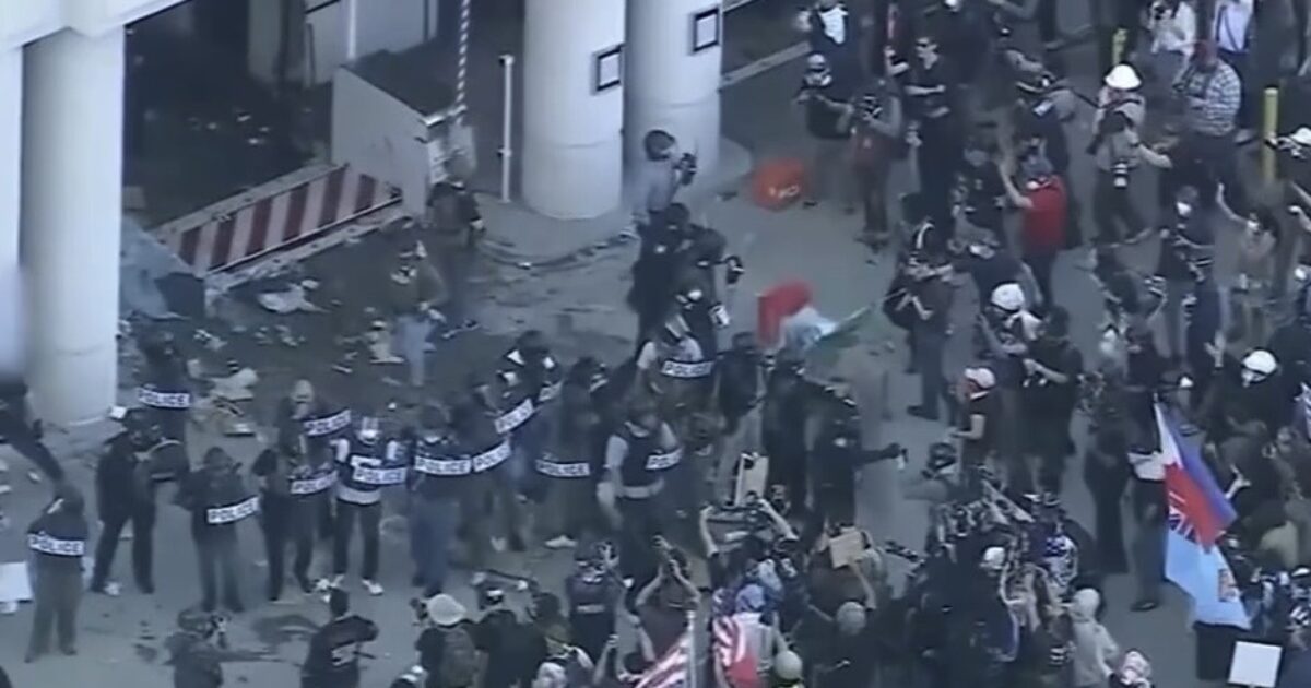 Anti-ICE Rioters Clash with Federal Agents and Local Police, Set Dumpster Ablaze Outside Los Angeles ICE Facility (VIDEOS)