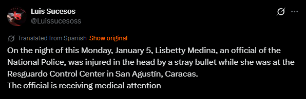 Tweet reporting an incident where Lisbetty Medina, a National Police official, was injured by a stray bullet in San Agustín, Caracas, and is receiving medical attention.