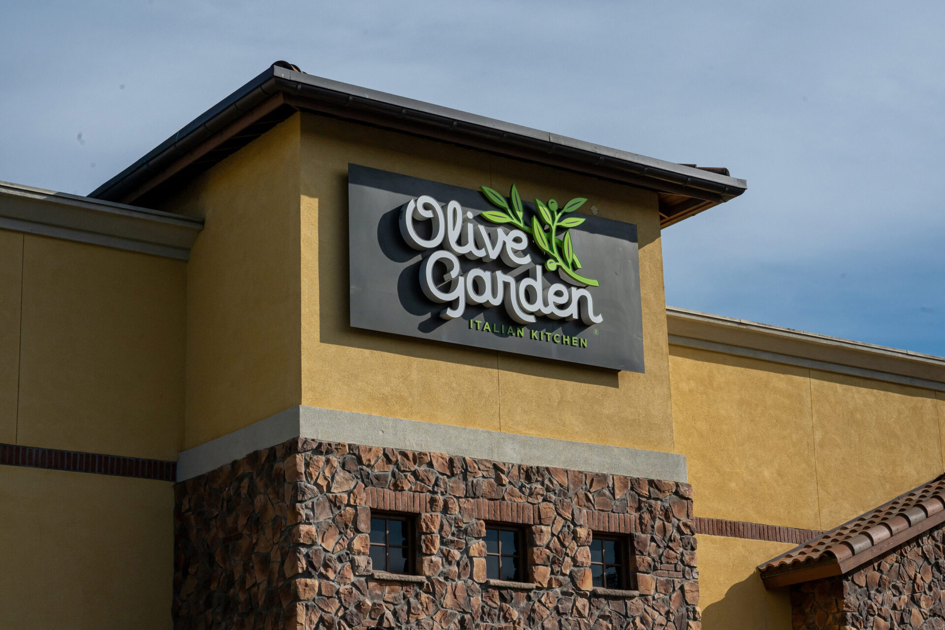 Prayers Up! Pennsylvania Olive Garden Cook Reportedly Dies After Dunking Head In Deep Fryer