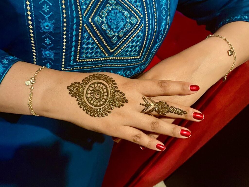 Modern and Simple Mehndi Design Ideas for Every Occasion – Spirit Web