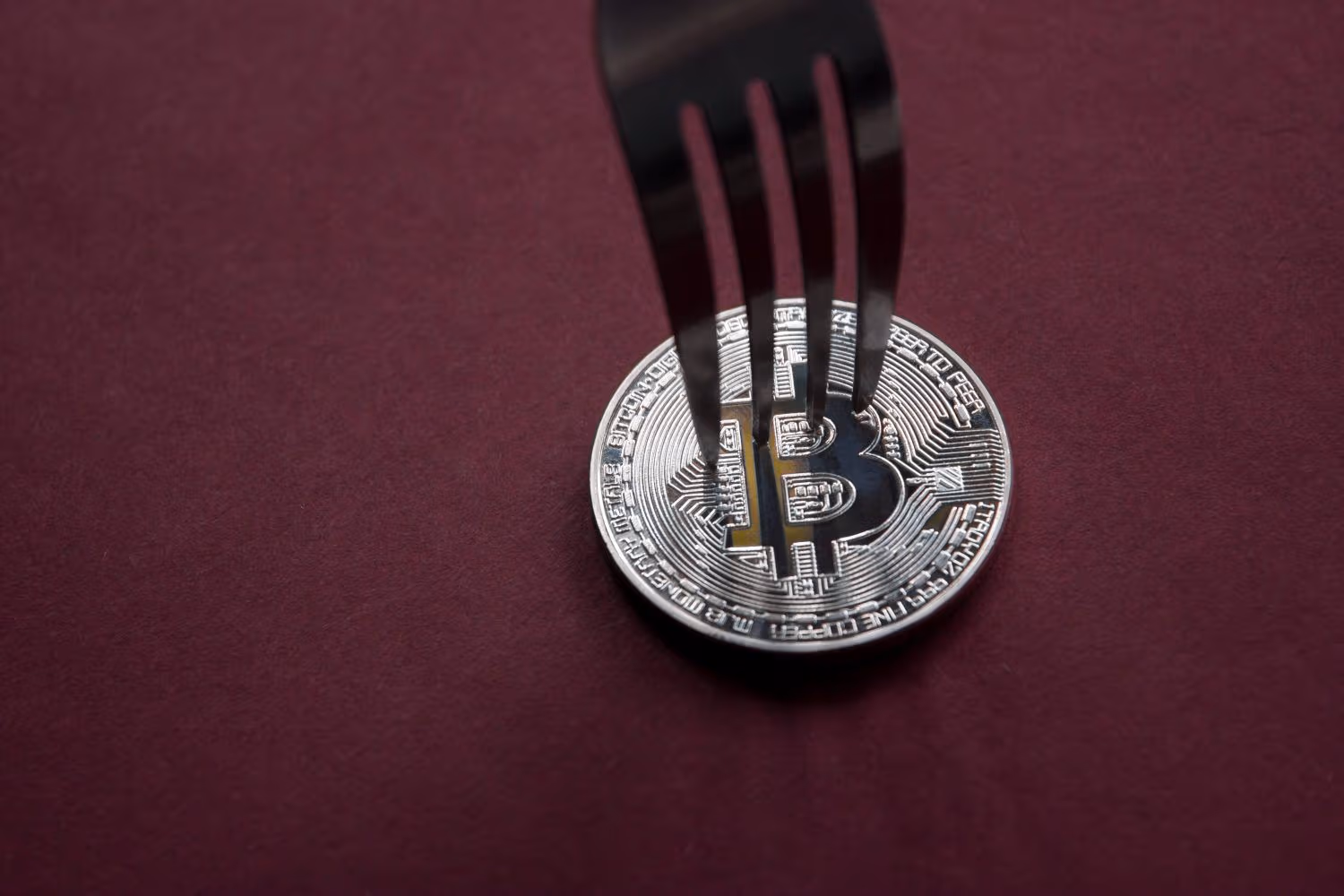The bitcoin market is splitting in two. Here’s who is buying and selling amid the war 61a9559ef27c28600826f6691b0424ccfd776182-1500x1000-1