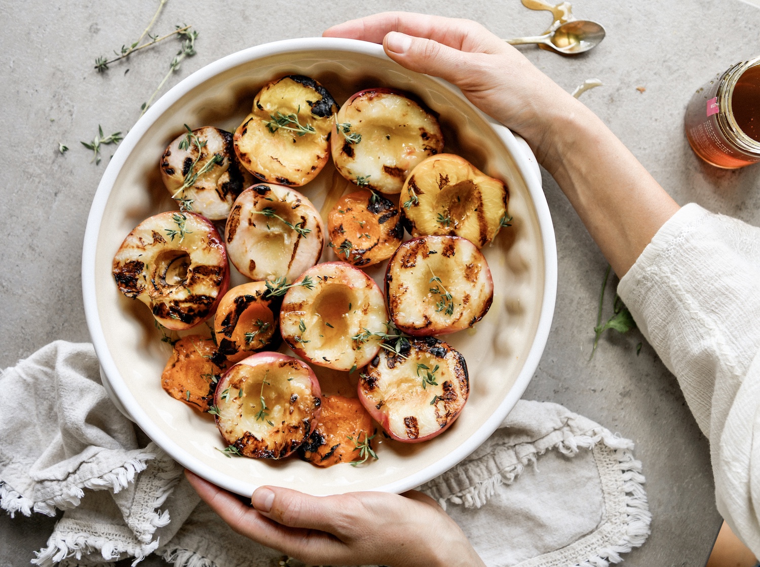 grilled peaches with honey and thyme-easy grilled peaches recipe