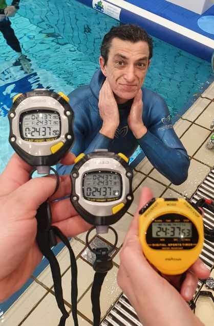 longest-breath-held-three-stopwatches-awaken