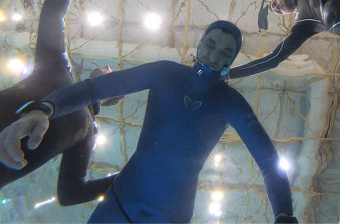 longest-breath-held-upwards-shot-from-underwater-floating-awaken