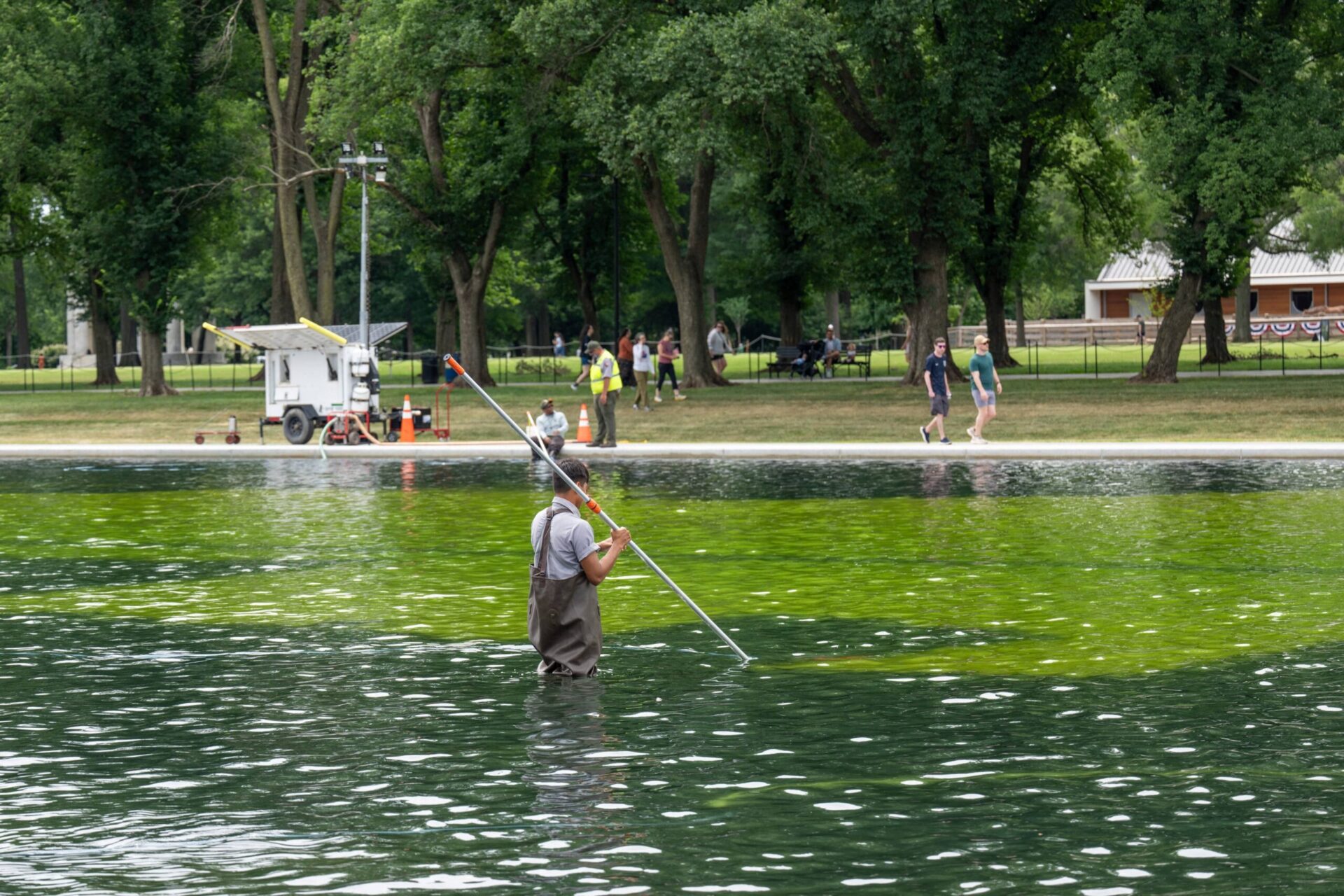 Why Did Park Service Workers Pour Jugs of Hydrogen Peroxide into the Lincoln Memorial Reflecting Pool?