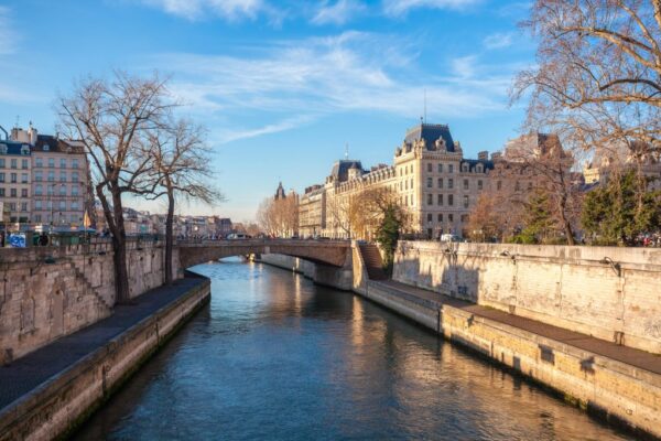 How Paris uses the Seine to cool thousands of buildings without AC