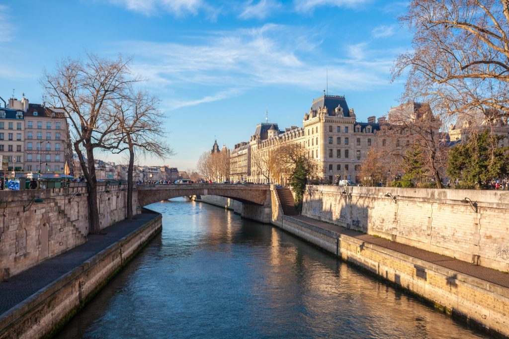 How Paris uses the Seine to cool thousands of buildings without AC