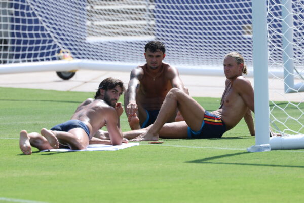Heartthrob Ferran Torres Received His World Cup Final MVP Award from None Other Than Shakira; It’s Too Hot in Here
