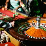 Russell Crowe Says Tom Cruise Once Taught Him a Blackjack System That Casinos Try to Break Up russell-crowe-says-tom-cruise-once-taught-him-a-blackjack-system-that-casinos-tr-2