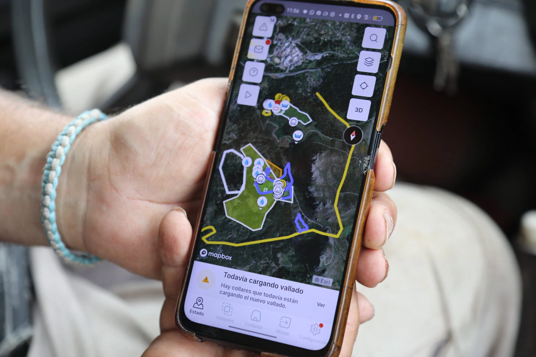 A map shows digital pasture enclosures and the real-time positions of animals with GPS collars.
