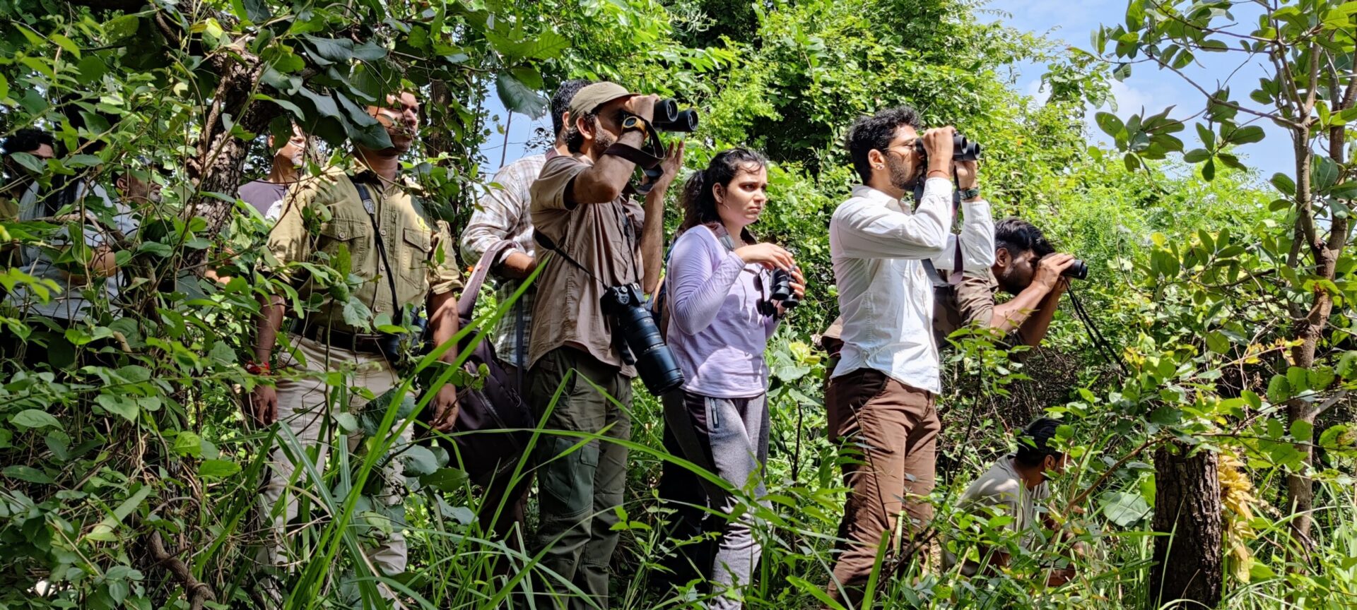 People holding binoculars during a training in the jungle.