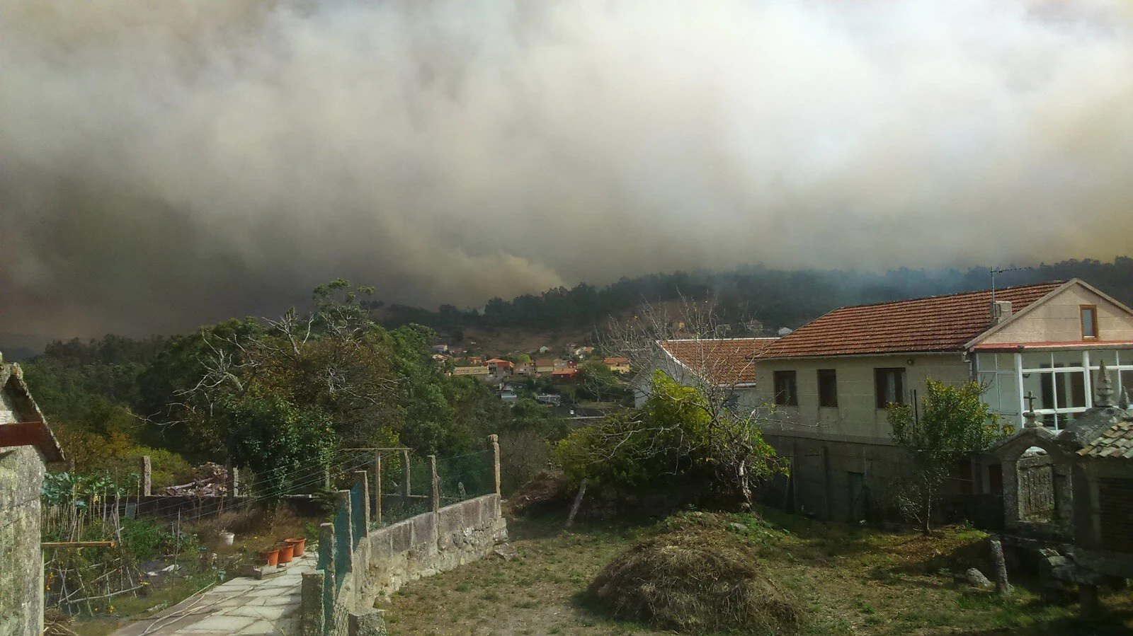 Heavy smoke over a Spanish village.