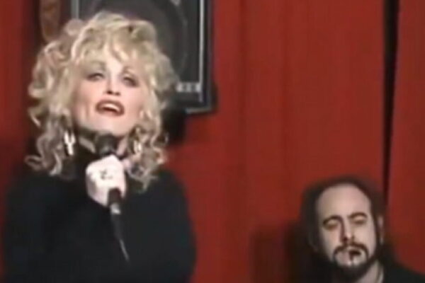 Have You Heard the Story About Dolly Parton Being Talked Into Singing a Song in a Pub While Vacationing in Ireland in 1990? (VIDEO)