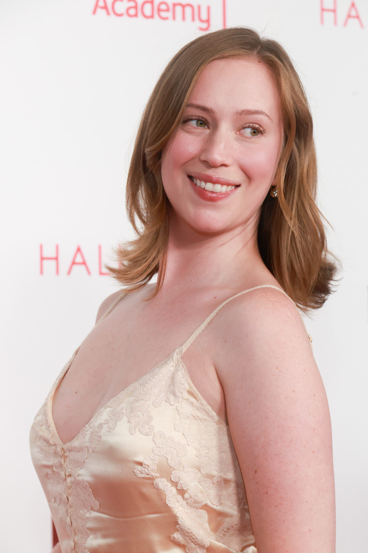 Hannah Einbinder Says Her Fashion Hot Take Is That Women’s Bodies Get Skinnier as Fascism Rises