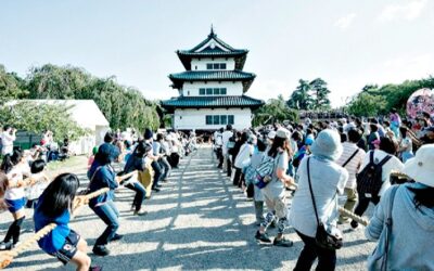 CRAZY VIDEOS Show 1800 People Pulling a Japanese Castle Back in Its Place