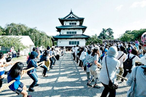 CRAZY VIDEOS Show 1800 People Pulling a Japanese Castle Back in Its Place