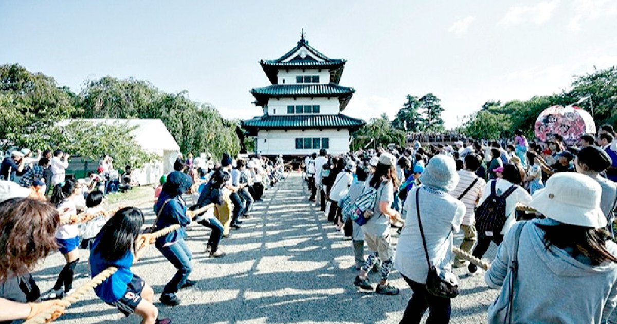 CRAZY VIDEOS Show 1800 People Pulling a Japanese Castle Back in Its Place