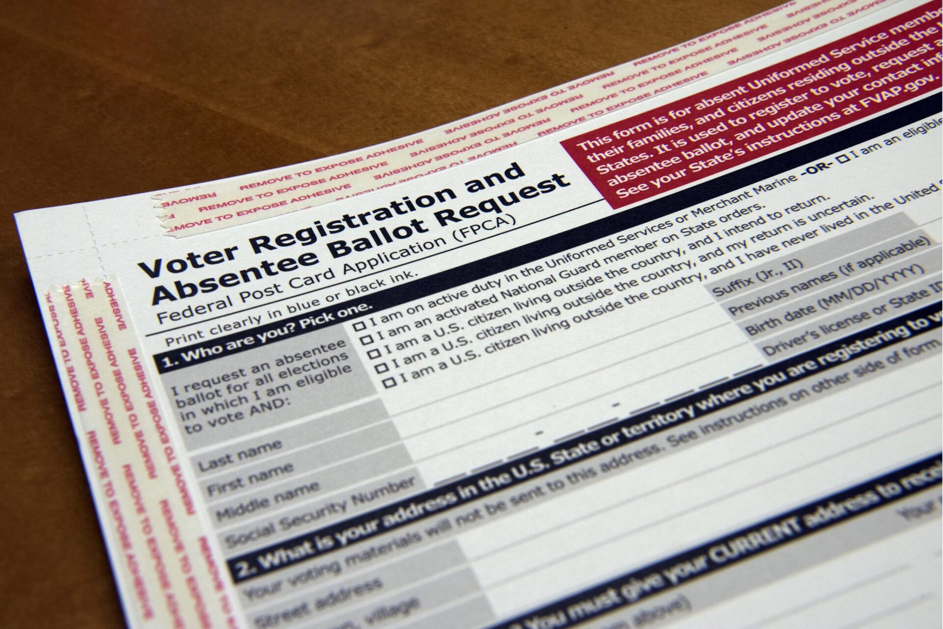 Voter registration and absentee ballot request form for U.S. citizens, featuring sections for personal information and eligibility criteria.